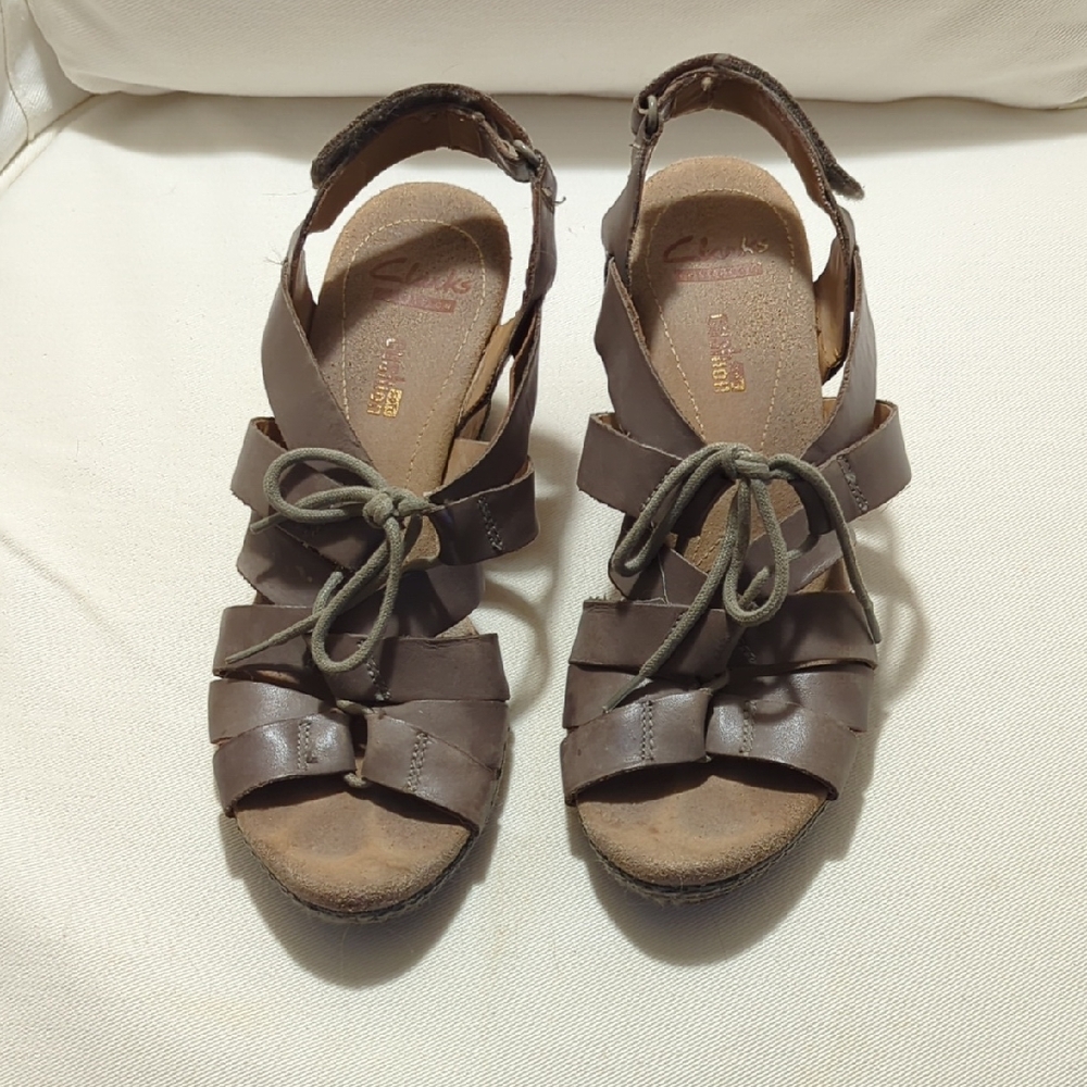 Clarks Brown Sandals with Strappy Design and Cushioned Footbed